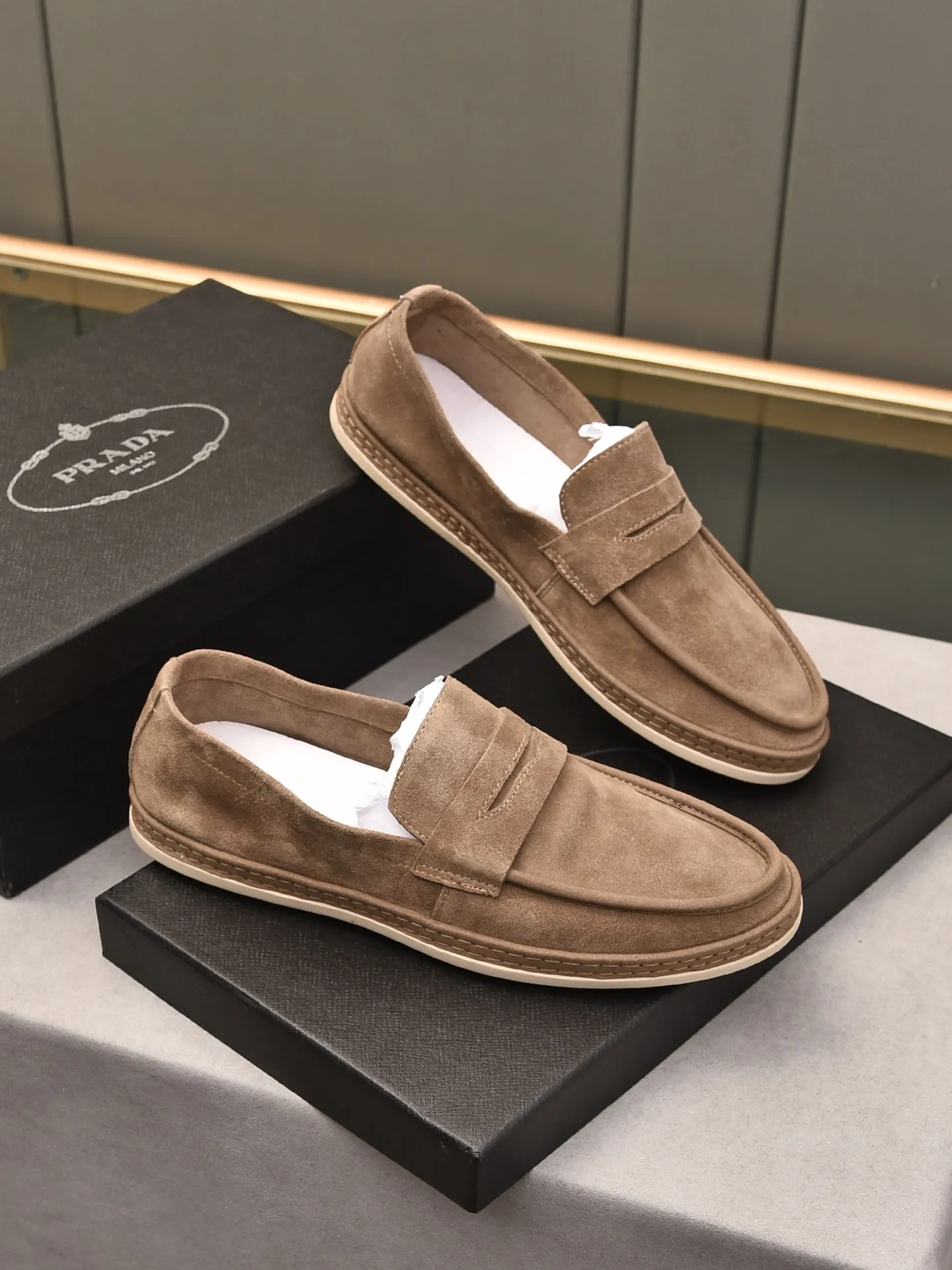 👟👟👟Men's Shoes💰P420 🆕🔥New Updates🔥👟PRADA (Prada) new products are released, imported soft cowhide, fashionable to allow air to penetrate the entire shoe, and the awesome shoes [strong] bring an extremely comfortable and breathable feeling! Beautiful inside and out! Exquisite workmanship, top-grade cowhide material, 😌Number: 38~44, black and white color options.